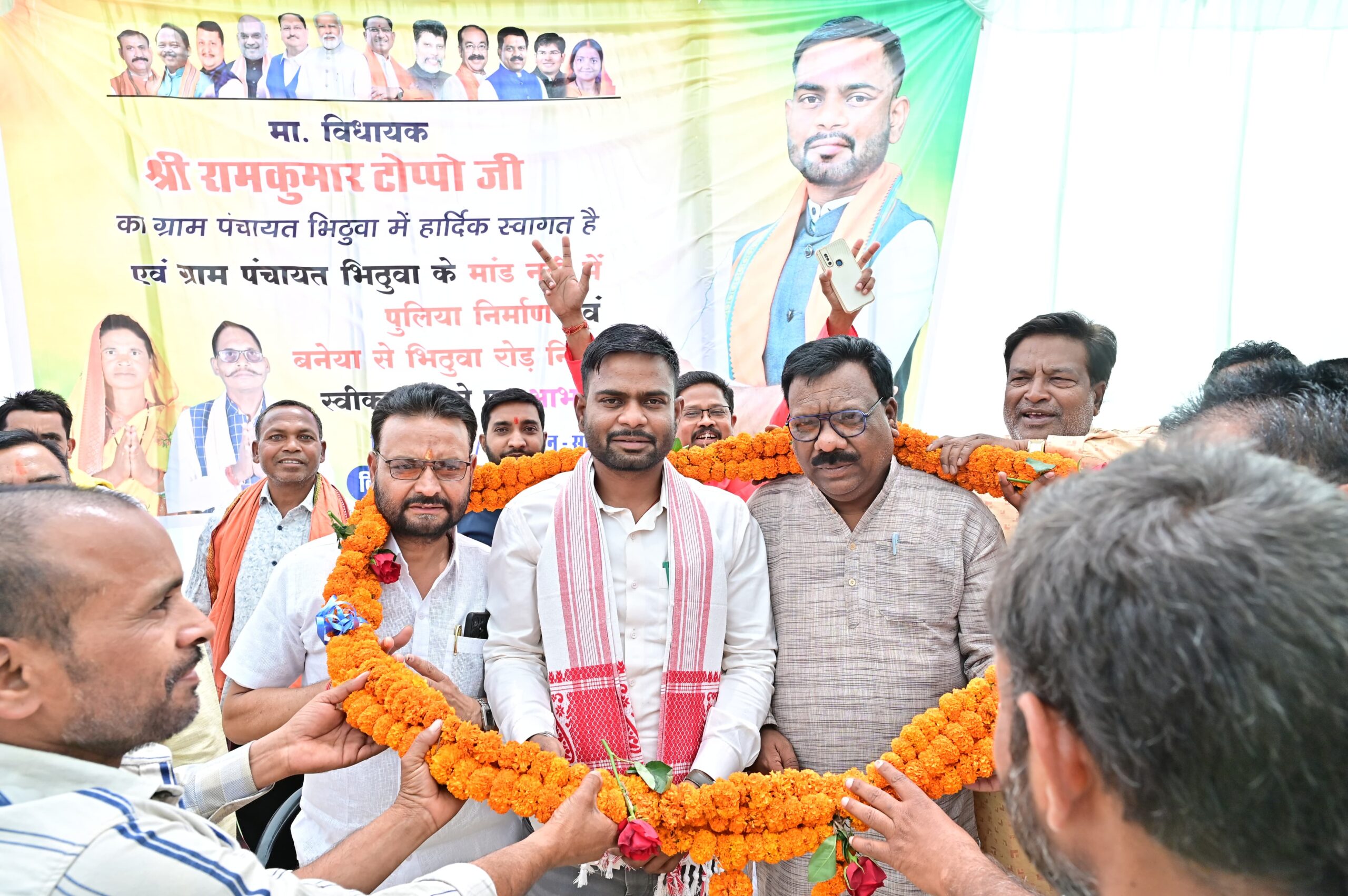 ग्रामीणों से मुलाकात हेतु जनसभा में पहुंचे सीतापुर विधायक रामकुमार टोप्पो