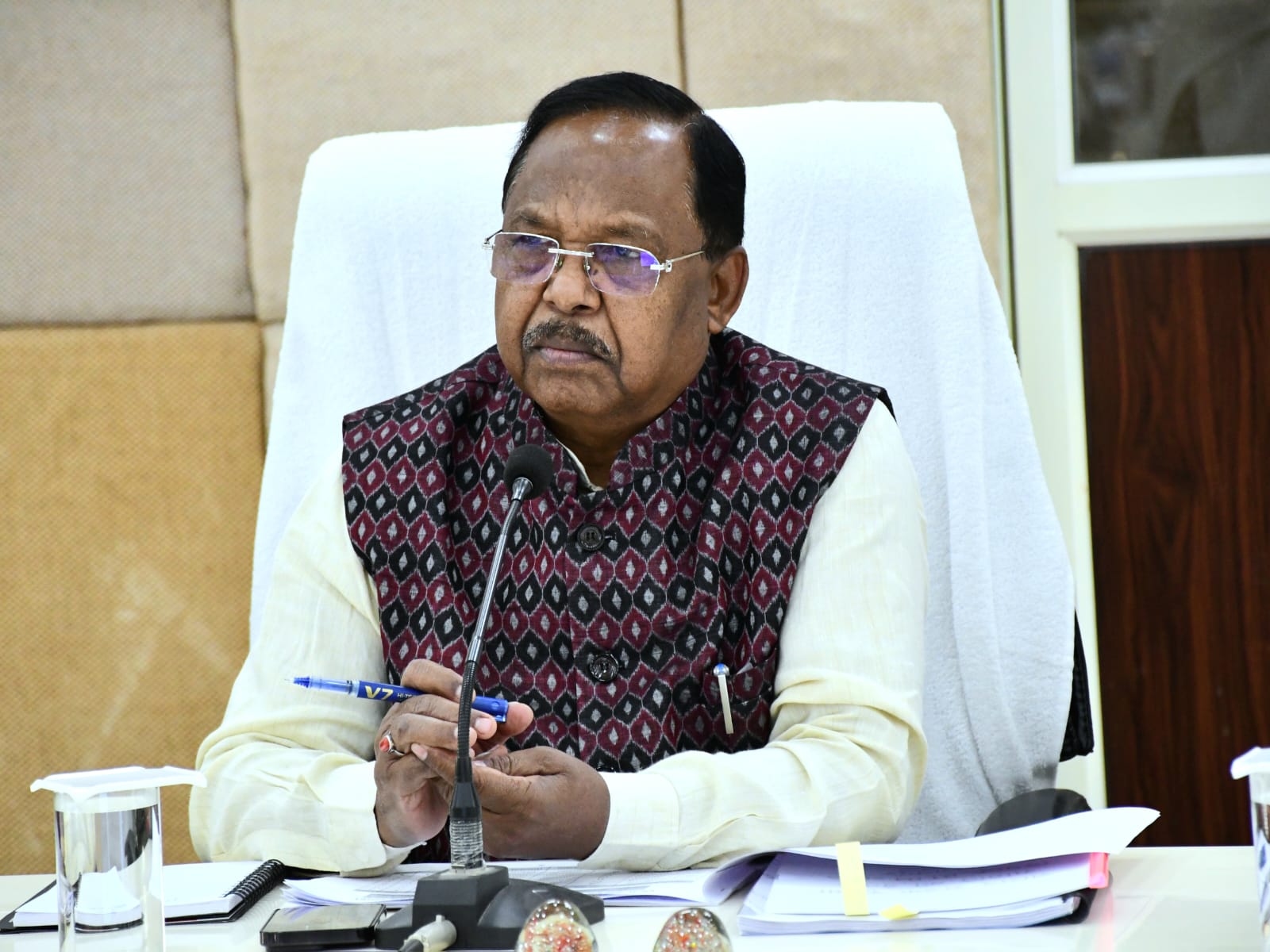 शासकीय भूमि में बेजा कब्जा से मुक्त करने तेजी से करें कार्यवाही: मंत्री श्री रामविचार नेताम