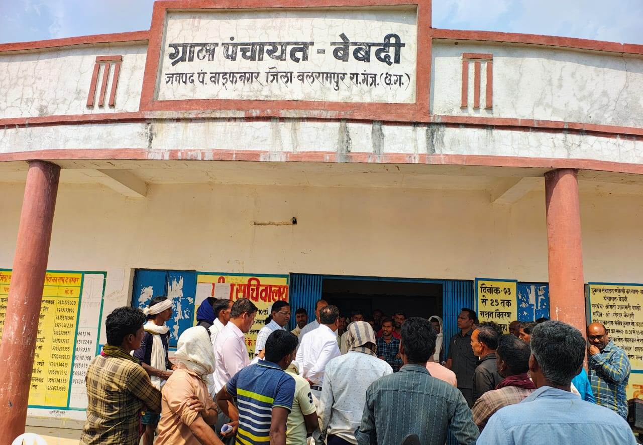 सुशासन तिहार में आम नागरिक बढ़ चढ़कर दिखा रहे भागीदारी ,ग्रामीण एवं नगरीय निकायों में आवेदन देने सुबह से पहुंच रही जनता