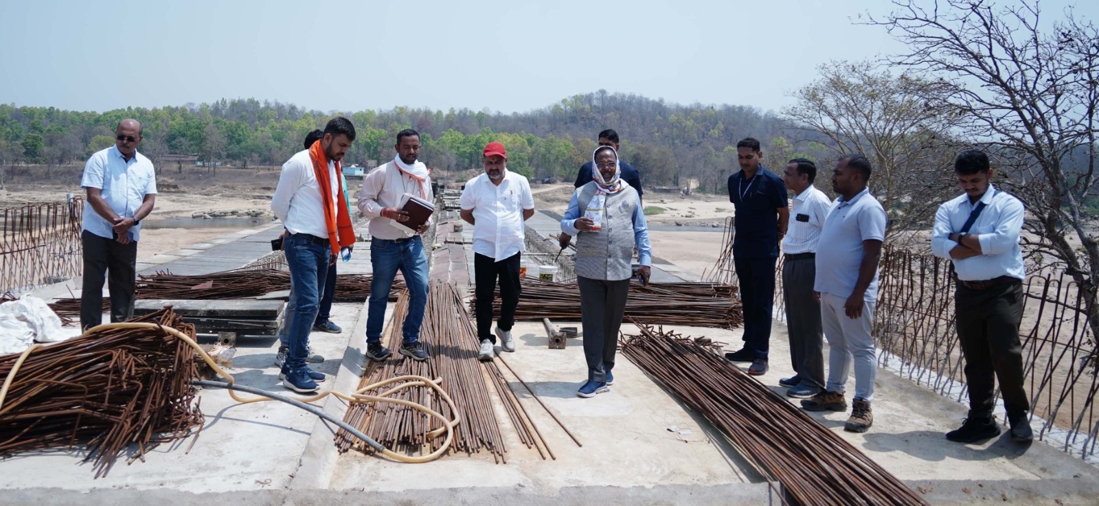 अब झारखंड से जुड़ना हुआ आसान: कन्हर नदी पर बन रहे पुल का मंत्री श्री नेताम ने किया निरीक्षण,20 गांवों को मिलेगा सीधा लाभ, निर्माण कार्य ने पकड़ी रफ्तार