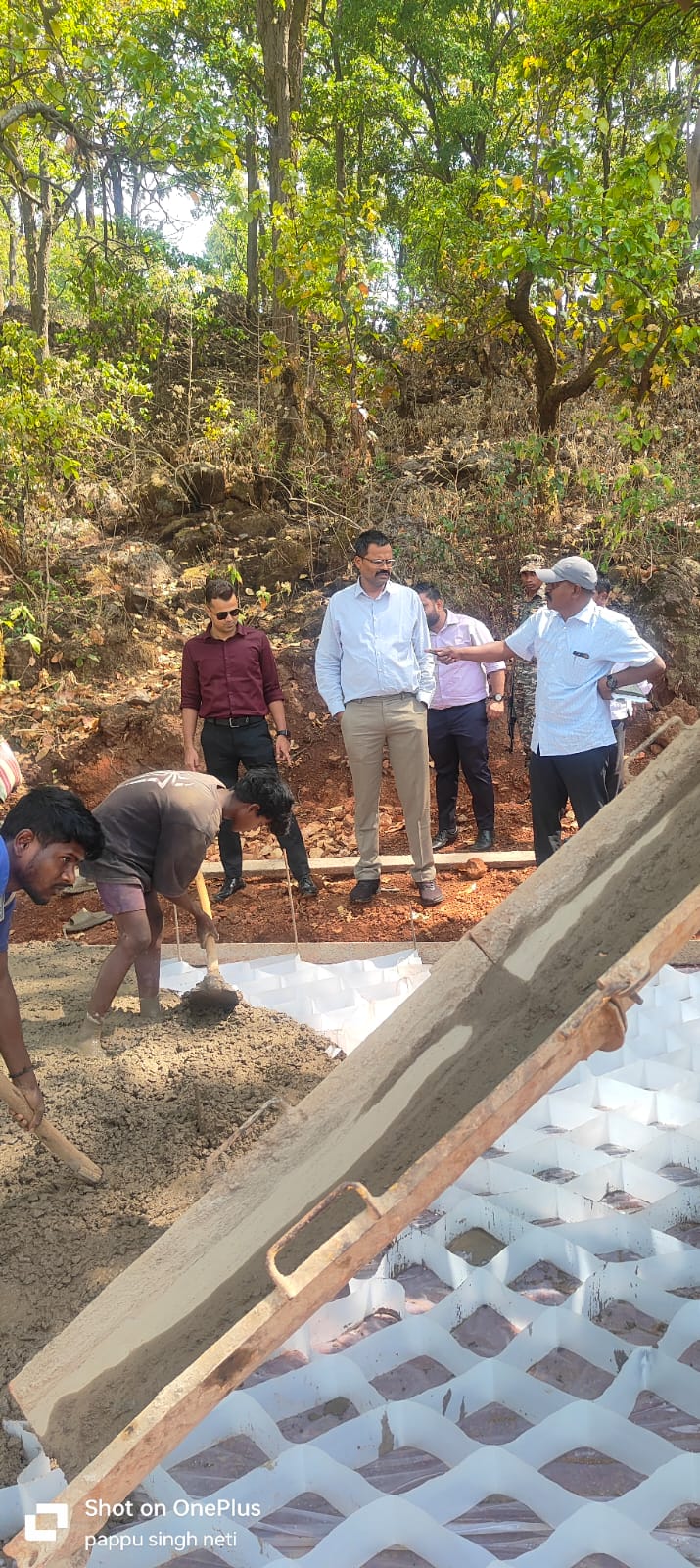 कलेक्टर एवं पुलिस अधीक्षक ने किया सड़क निर्माण कार्य का किया निरीक्षण,गुणवत्ता पर विशेष ध्यान देने दिए निर्देश