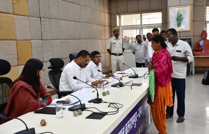 जनदर्शन में जन समस्याओं से अवगत हुए कलेक्टर