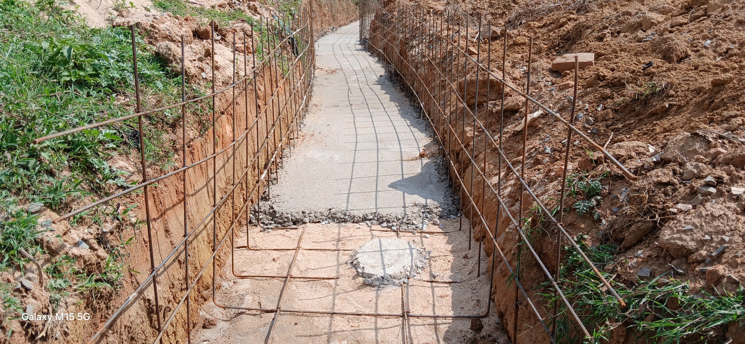 नाली निर्माण कार्य में सरपंच सचिव का मनमानी, ग्रामीण कर रहे हैं विरोध- स्विकृत जगह से 1.50 किलोमीटर दुर करा रहा निर्माण