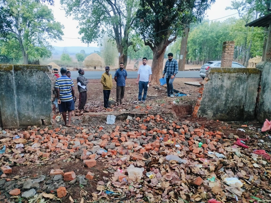 शासकीय पूर्व माध्यमिक शाला कृष्णनगर की बाउंड्री वॉल को अनधिकृत रूप से तोड़ने का मामला