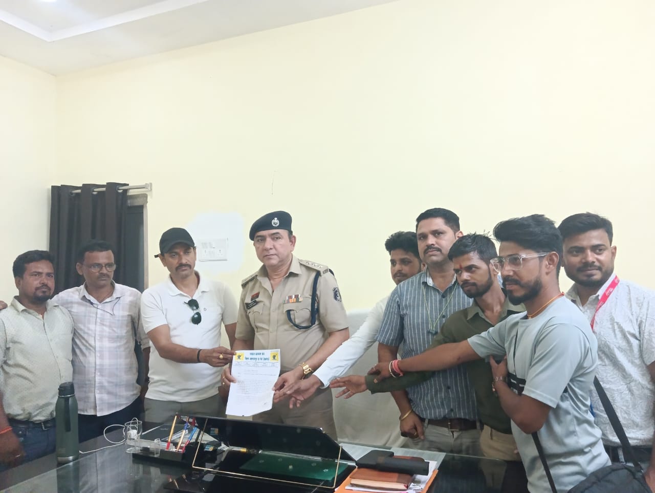 रामानुजगंज में पत्रकार से दुर्व्यवहार, पत्रकार कल्याण संघ ने कलेक्टर और एसपी को सौंपा ज्ञापन,,उचित कार्यवाही नहीं होने पर प्रशासन के कार्यक्रमों का करेंगे बहिस्कार