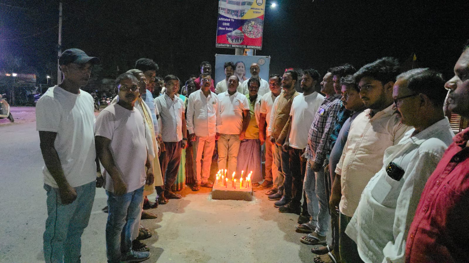 एयर इंडिया विमान हादसे में दिवंगतों को श्रद्धांजलि अर्पित करते हुए कांग्रेस ने निकाला कैंडल मार्च