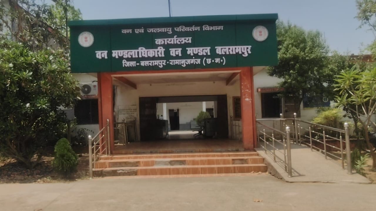 फरेस्ट के भूमि पर मची लूट की होड़ झारखंड से आ कर खुले आम खरीदी बिक्री वन बिभाग कब्जा मुफ्त करने मे नाकाम साबित…