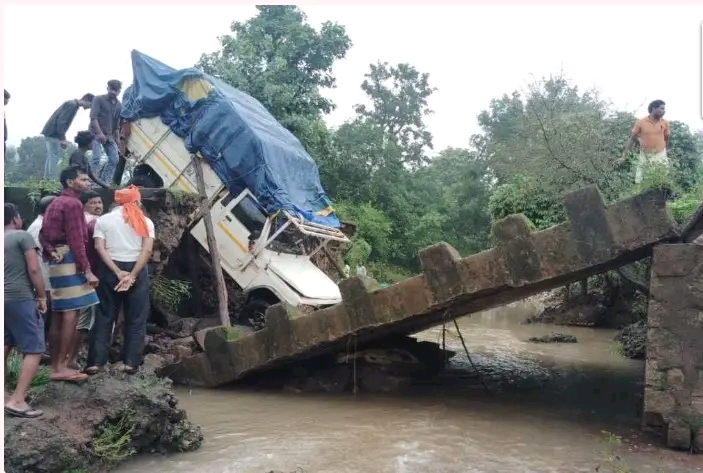जिले मे ताबड़तोड़ विकास के दौर में, पहली बार देखने में यह लगेगा कि पुल टूट गया है लेकिन… पिकअप को प्यास लगी थी तो सो पानी पीने उतर गया,,,