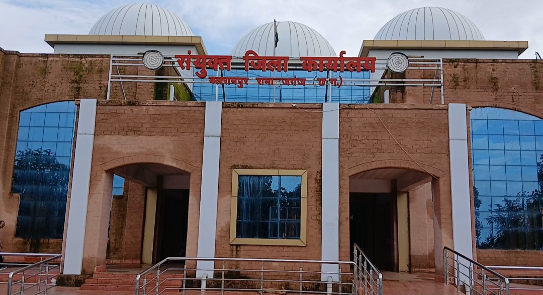 जिला कलेक्टर कार्यालय के बाहर सार्वजनिक शौचालय की कमी से लोग परेशान..